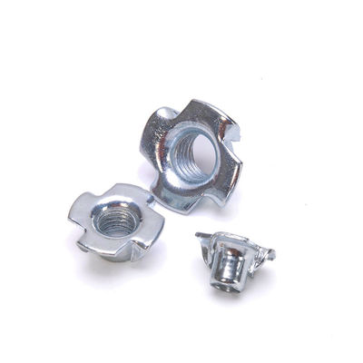 Gran cantidad Blanco normal M8 Cuatro garras gancho de hilo completo de hoja de hierro T-noca Insert para muebles en la industria automotriz