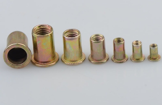 17*10*2.3 Titanio Acero de carbono de borde transversal Color Revestido de zinc Grano vertical de cabeza plana combinación de nuez de remachado 150pcs