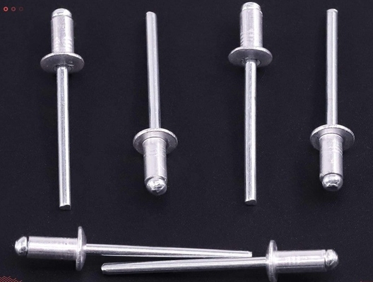 Rivet ciego de cabeza redonda plana en acabado de acero inoxidable brillante para requisitos de sujeción duraderos utilizando rivet de tira