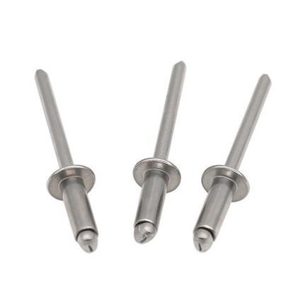 Rivet ciego de cabeza redonda plana en acabado de acero inoxidable brillante para requisitos de sujeción duraderos utilizando rivet de tira
